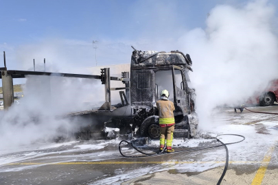 Park halindeki tır alevlere teslim oldu