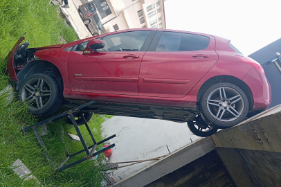 Şarampole uçan otomobil dik kaldı: 1 yaralı