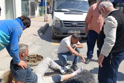Servis aracı, cadde üzerinde çalışan işçinin ayağını ezdi