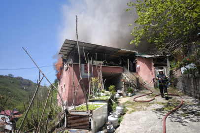 Yangında eşyalar küle döndü, Kur’an-ı Kerim zarar görmedi
