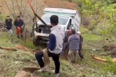 El freni çekilmeyen kamyonet uçuruma yuvarlandı