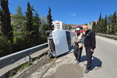 Köprüde kontrolden çıkan otomobil yan devrildi