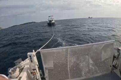 Motor arızasıyla sürüklenen teknedeki iki kişi kurtarıldı