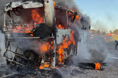 Otobüs alev topuna döndü, yolcular son anda kurtuldu