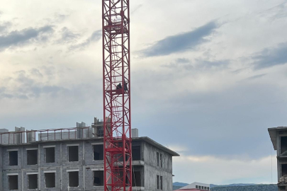 Ücretlerini alamadıklarını iddia eden işçiler kule vince çıktı