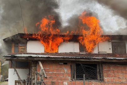 İki katlı ev alev alev yandı