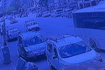 Motosikletin otomobille çarpıştığı kaza kamerada