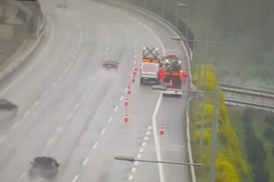 Önce bariyere, ardından otoyol çalışanlarına çarptı