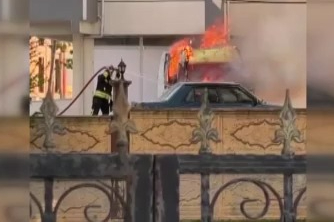 Tekstil malzemeleri yüklü minibüs alev aldı