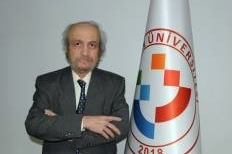 Üniversitenin lojmanında ölü bulundu