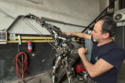 850 parça hurdayı birleştirdi, 200 kiloluk metal figür yaptı