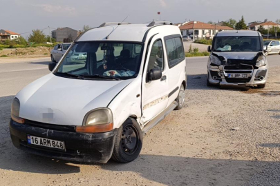 Bursa'da iki araç çarpıştı: 3 kişi yaralandı