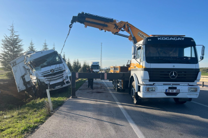 Ev eşyası yüklü tır şarampole devrildi