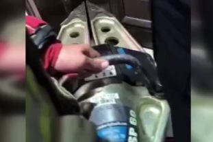 Parmağı sıkışan çocuğun korku dolu ağlayışı anneyi gözyaşı içerisinde bıraktı