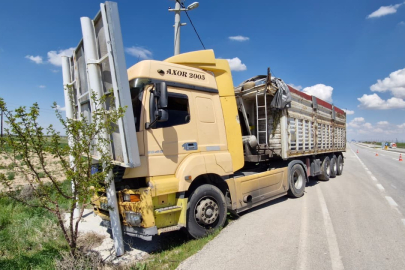 Sürücüsü fenalaşan tır reklam tabelasına çarptı: 4 yaralı