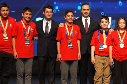 Türk gençliği, tam bağımsız ve müreffeh Türkiye'yi kararlılıkla inşa edecektir"