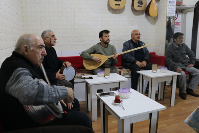 Bu kahvehanede oyun yok, müzik var