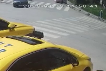 Görme engelli yayanın zor anları kamerada