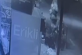 Otomobilin motosikletle çarpıştığı kaza güvenlik kamerasında