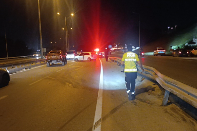 Seyir halindeki otomobil bariyerlere çarptı: 2 yaralı