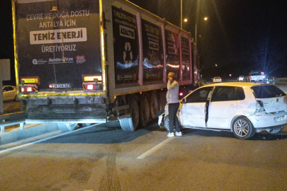 Seyir halindeki otomobil bariyerlere çarptı: 2 yaralı