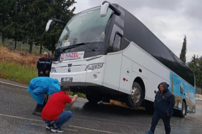 Rampayı çıkamayan tur otobüsü şarampole kaydı
