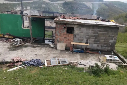 Yaşlı çiftin evi küle döndü