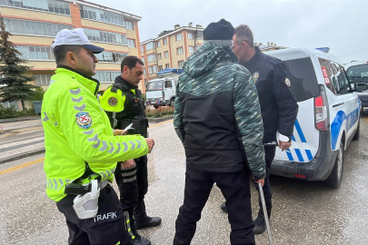 Ehliyeti iptal edilen sürücü yaşlı kadına çarptı
