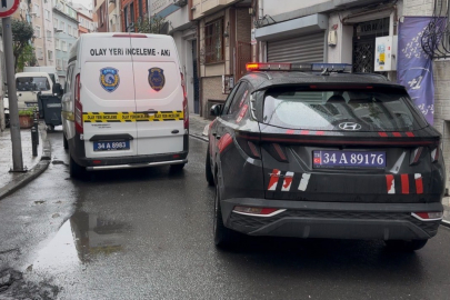 Eski kız arkadaşının evinde gördüğü adamı bıçakladı