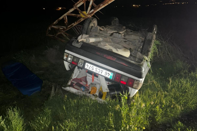 Elektrik direğine çarpan otomobil ters döndü
