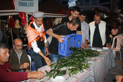 Çocukluğunda yediği salatalığı unutamayan muhtar 1 ton salatalık dağıttı