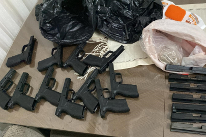 Evin her köşesinden ruhsatsız tabanca çıktı