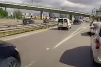 Hem kural ihlali yaptı hem de diğer sürücü ile tartıştı