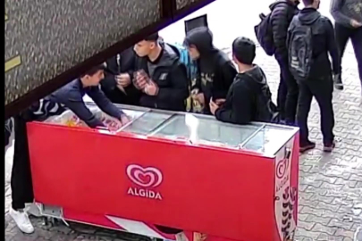Öğrenciler dondurmaları montlarına gizleyip çaldı