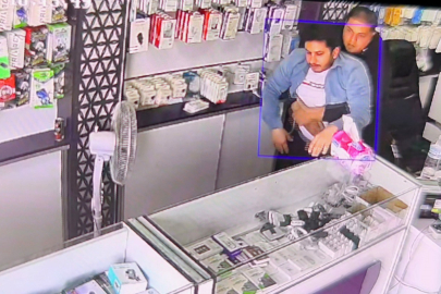 İnternetten öğrendiği Heimlich manevrasıyla arkadaşını hayata tutundurdu