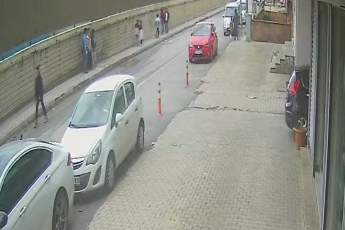 Öğrencilerin kurtarmaya çalıştığı yavru kuşu karga kaptı