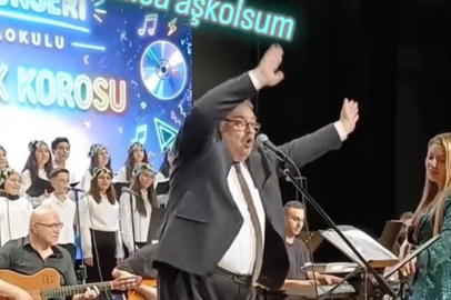 Sahnede öğrencileriyle şarkı söyleyen okul müdürü sosyal medyayı salladı