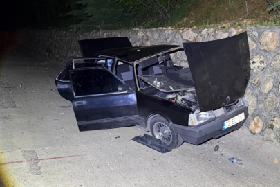 Alkollü sürücünün kullandığı otomobil, İstinat duvarına çarptı