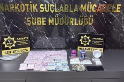 Çoraplara ve sakız kutularına sakladıkları uyuşturucuyu ekipler buldu