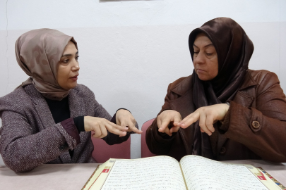 İşitme engelli kadın Kur'an-ı Kerim'i işaret diliyle öğrendi