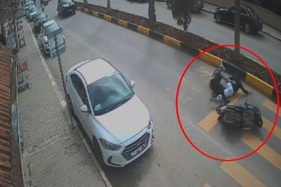 Motosikletteki 2 kişinin yere savrulduğu anlar kamerada