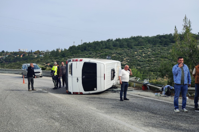 Otomobille çarpışan yolcu minibüsü yan yattı
