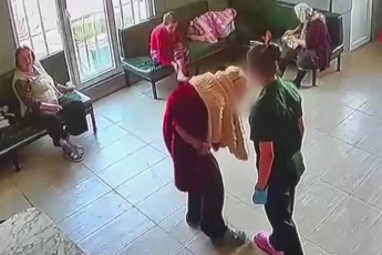 Yaşlı bakım merkezinde skandal görüntüler