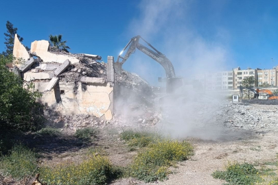 Yıkım sırasında paniğe kapılan öğrenciler sağa sola kaçıştı