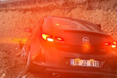Bursa'da kontrolden çıkan otomobil inşaata uçtu: 2 yaralı