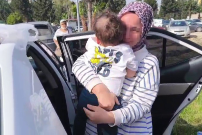 Otomobilde mahsur kalan evladına kavuşan anne gözyaşlarına boğuldu