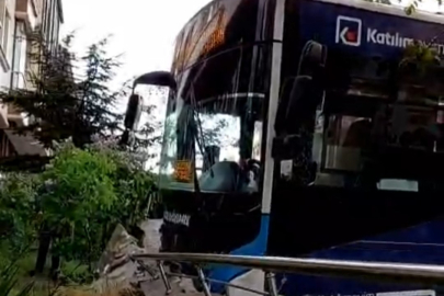 Özel halk otobüsü apartmanın bahçe duvarına çarptı