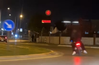 Plaka yok, kask yok: 3 kişi tek motosiklete bindi ön kaldırıp şov yaptı