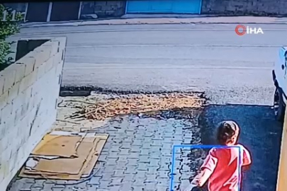 Yola fırlayan çocuk otomobilin çarpmasıyla metrelerce savruldu