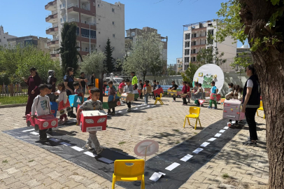Atıklardan araç yaptılar, trafiği uygulamalı öğrendiler